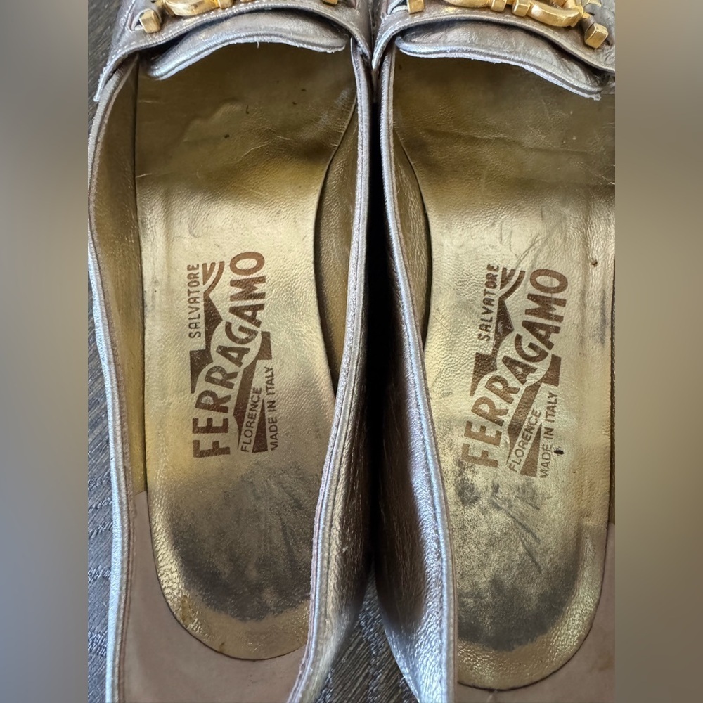Genuine Ferragamo Gold flats. SZ 7 1/2. - Picture 5 of 9